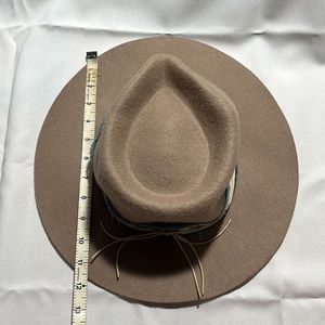 Lucky brand felt hat. Previously worn.